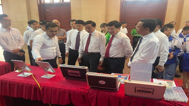 Thăm quan các mô hình công nghệ được trưng bày tại lễ ký kết. z6678214066429-445d7954c84dfe04c99af15651991018-8200.jpg