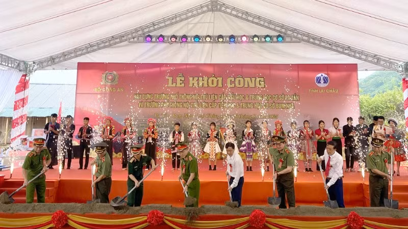 Lãnh đạo Bộ Công an, tỉnh Lai Châu thực hiện nghi thức khởi công công trình.