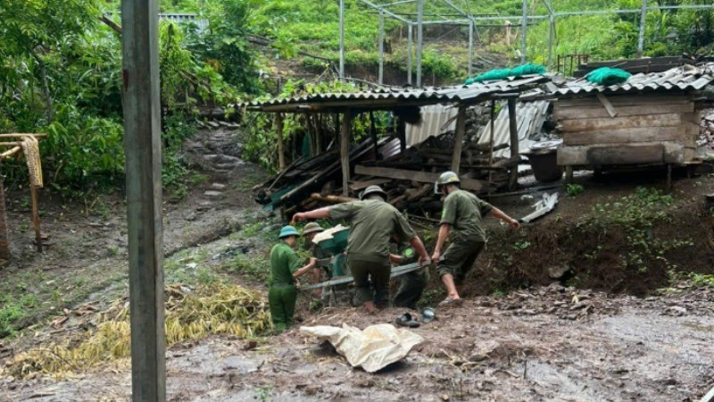 Chính quyền địa phương giúp dân di chuyển tài sản đến nơi an toàn. cong-an-xa-giup-dan-di-chuyen-tai-san-den-noian-toan-9380.jpg