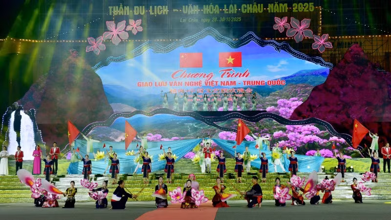 Chương trình giao lưu văn nghệ Việt Nam-Trung Quốc truyền tải thông điệp hòa bình, đoàn kết và hợp tác.