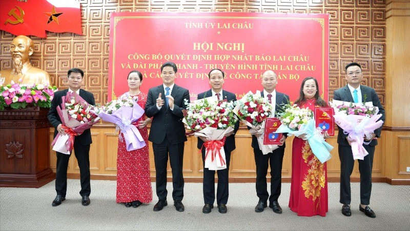 Thường trực Tỉnh uỷ Lai Châu tặng hoa chúc mừng Ban Biên tập Báo Lai Châu sau sáp nhập.