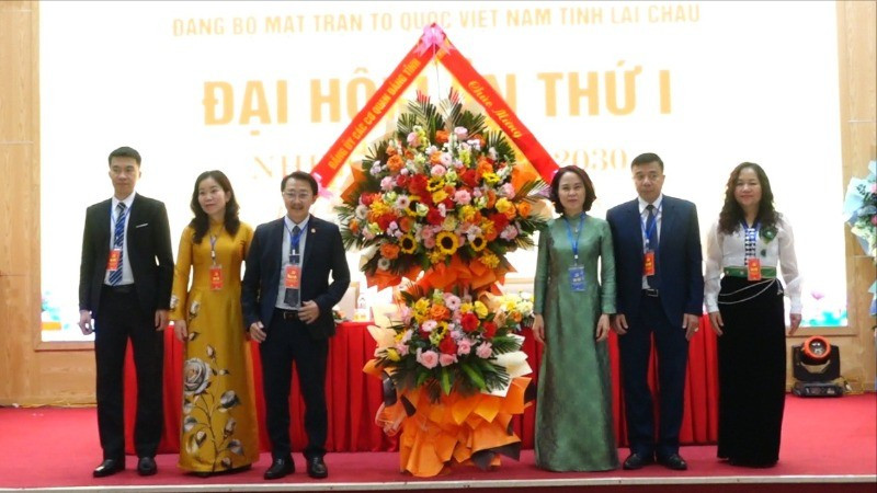 Tặng hoa chúc mừng Đại hội. anh-5-3398.jpg