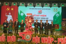 Nguyên Ủy viên Bộ chính trị, nguyên Chủ tịch nước Nguyễn Minh Triết tặng hoa chúc mừng Công ty Cao-su Dầu Tiếng.