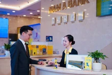 Khách hàng giao dịch tại Nam A Bank.