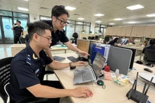 Cán bộ Chi Cục hải quan Khu vực II giám sát hàng hóa thông quan qua cảng biển Thành phố Hồ Chí Minh.