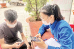Đoàn viên, thanh niên quận Thủ Đức đến nhà dân hỗ trợ khai báo y tế.