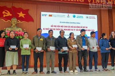 Đại diện các tổ chức trao tiền hỗ trợ cho các hộ gia đình có trẻ em trên địa bàn xã Duy Nghĩa chịu ảnh hưởng nặng nề bởi thiên tai trong năm 2025.