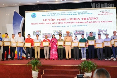 Tôn vinh, khen thưởng các cá nhân, tập thể, gia đình có thành tích xuất sắc trong phong trào hiến máu tình nguyện thành phố Đà Nẵng năm 2024.