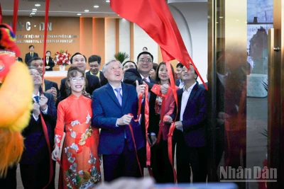 Các đồng chí lãnh đạo cùng các vị đại biểu thực hiện nghi thức khai trương Cơ quan điều hành Trung tâm tài chính quốc tế Việt Nam tại thành phố Đà Nẵng.