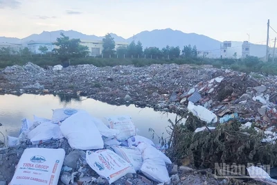 Chất thải xây dựng kèm rác đổ trộm sau trận mưa lớn tại khu vực cạnh nhà máy xử lý nước thải Liên Chiểu.