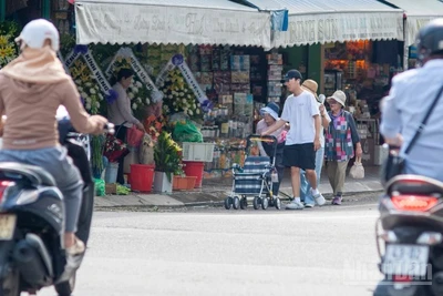 Du khách tràn xuống lòng đường do vỉa hè bị lấn chiếm tại chợ Hàn.