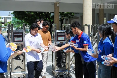 Tình nguyện viên tham gia tiếp sức mùa thi tại điểm thi trường THPT Phan Châu Trinh.