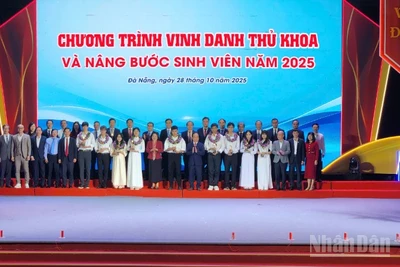 Các đại biểu chụp hình lưu niệm với 9 thủ khoa của các cơ sở đào tạo thành viên của Đại học Đà Nẵng. 