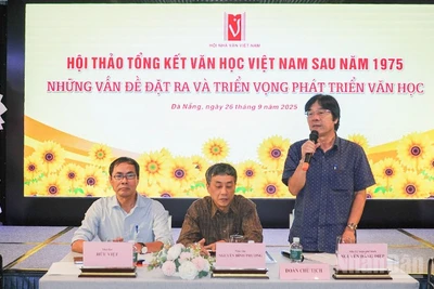 Đoàn chủ tịch điều hành Hội thảo.