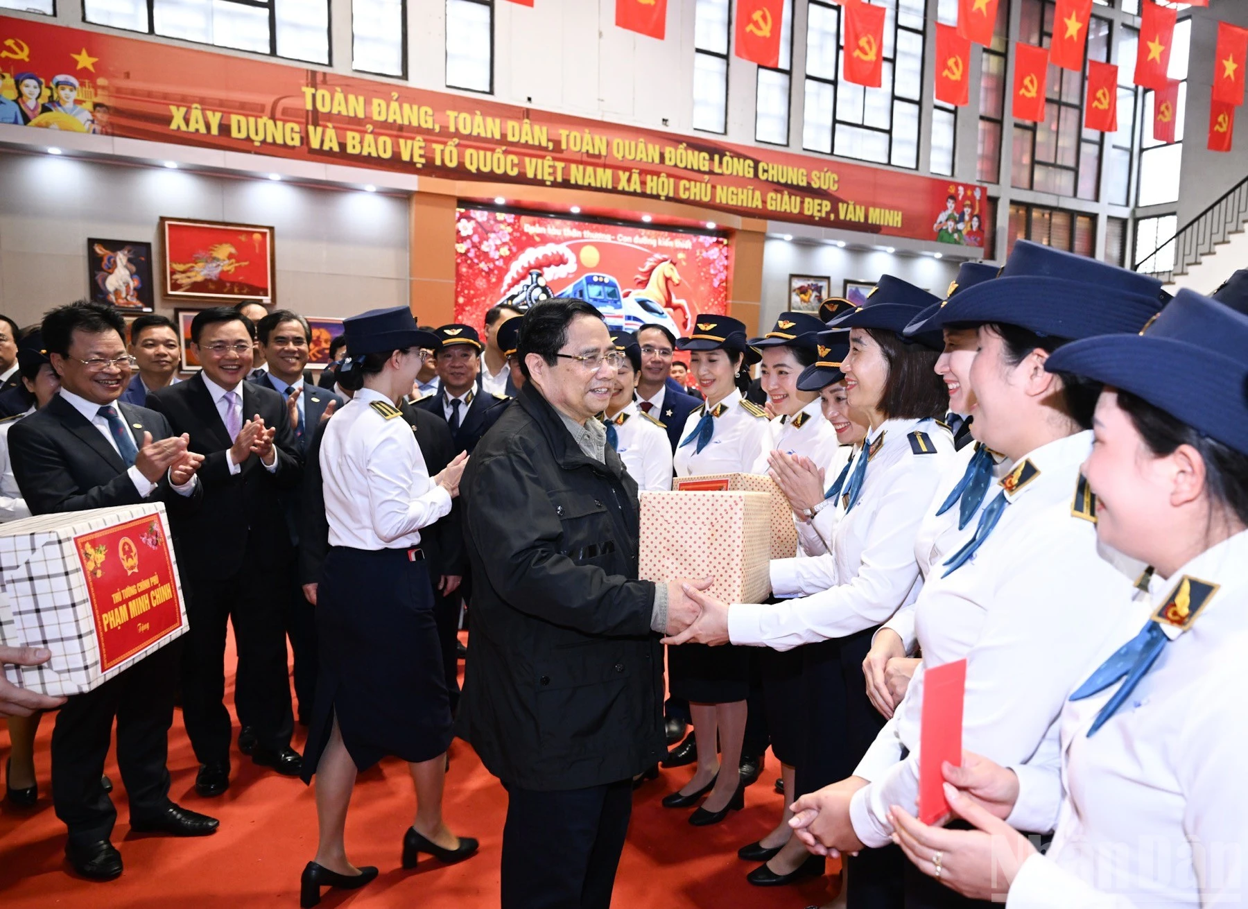 Thủ tướng thăm, chúc Tết ngành đường sắt và đánh giá kết quả ấn tượng năm 2025