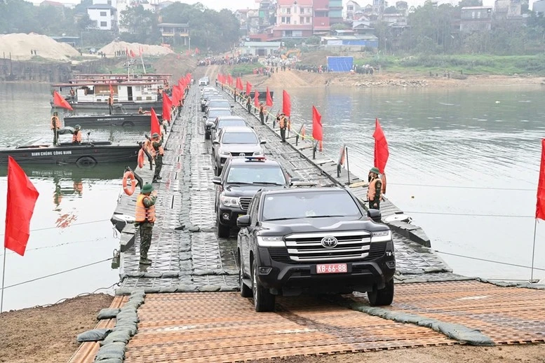 Thủ tướng chỉ đạo khẩn, quân đội lắp cầu phao sông Lô trước Tết 2026