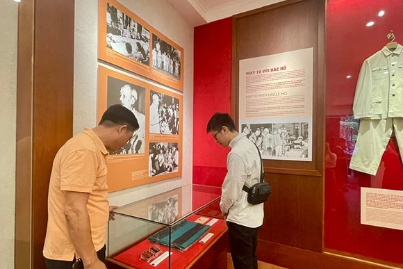 Khách tham quan tìm hiểu các tài liệu, hiện vật trong không gian trưng bày.