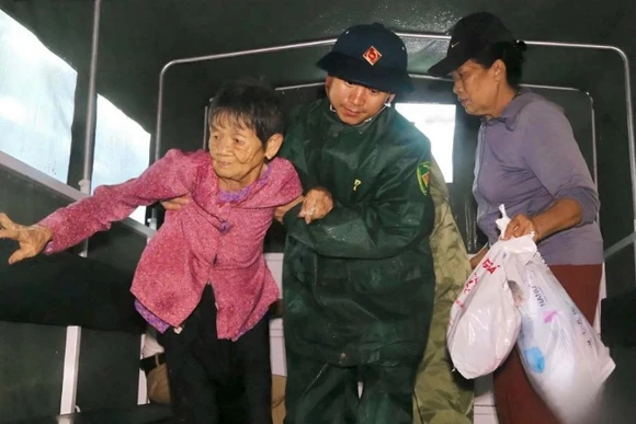 Phường Cửa Lò (Nghệ An) khẩn trương sơ tán người dân đến nơi an toàn trước bão số 5. (Ảnh: ĐÌNH TUYÊN)