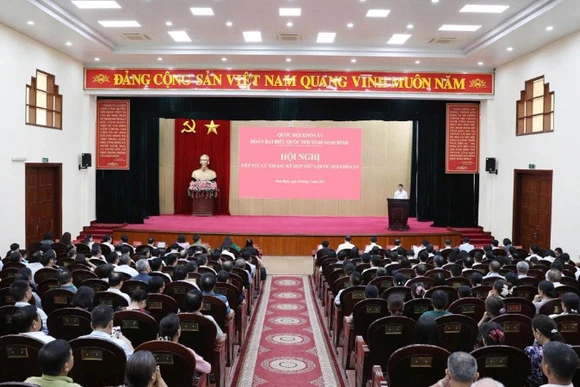 Các đại biểu dự hội nghị tiếp xúc cử tri.