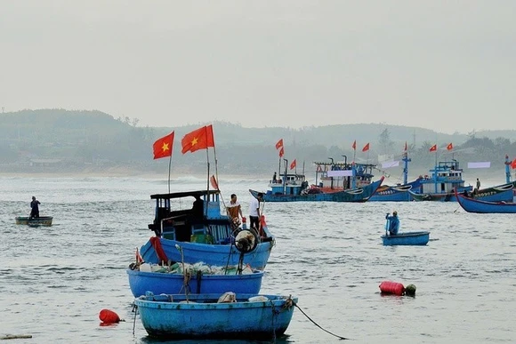 Ngư dân vươn khơi bám biển, thực hiện nghiêm quy định chống khai thác IUU.