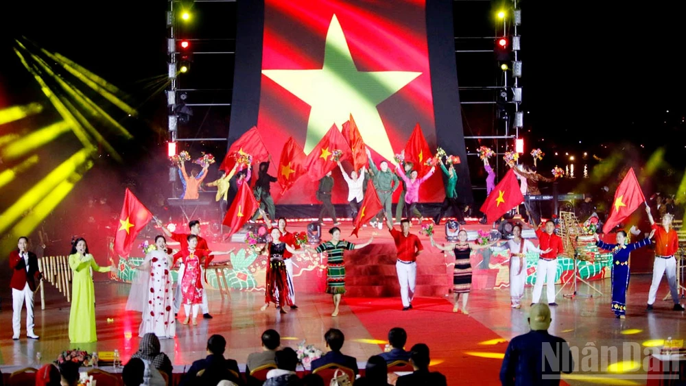 Tiết mục "Đất nước trọn niềm vui" tại chương trình nghệ thuật chào năm mới ở Quảng trường Lâm Viên, phường Xuân Hương-Đà Lạt.