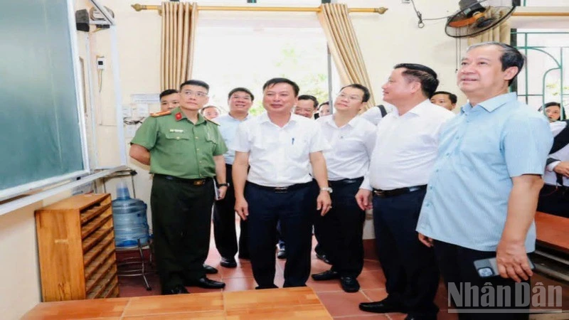 Bộ trưởng Giáo dục và Đào tạo Nguyễn Kim Sơn kiểm tra cơ sở vật chất phục vụ thi tại trường Trung học phổ thông Nguyễn Đức Cảnh (thành phố Thái Bình).