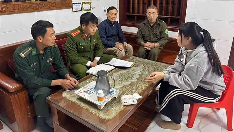 Công an cùng lực lượng chức năng đến gia đình chủ sở hữu tàu cá đối soát thông tin, cập nhật dữ liệu. 