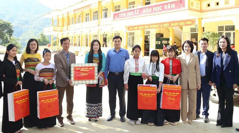 Chủ tịch tỉnh Thanh Hóa tặng quà cho tập thể nhà trường, học sinh ở xã Trung Lý.