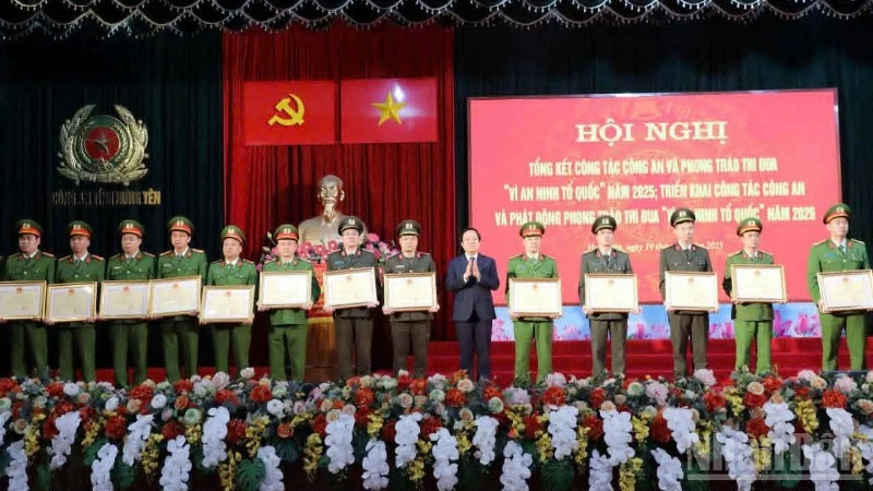 Chủ tịch Ủy ban nhân dân tỉnh Hưng Yên Phạm Quang Ngọc tặng Bằng khen của tỉnh cho các tập thể, cá nhân có thành tích xuất sắc trong năm 2025.