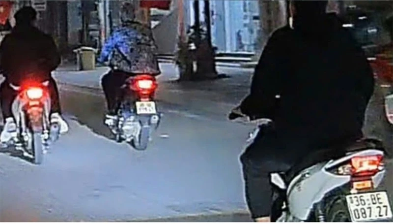 Hành vi vi phạm của các thanh niên khi điều khiển phương tiện tham gia giao thông.