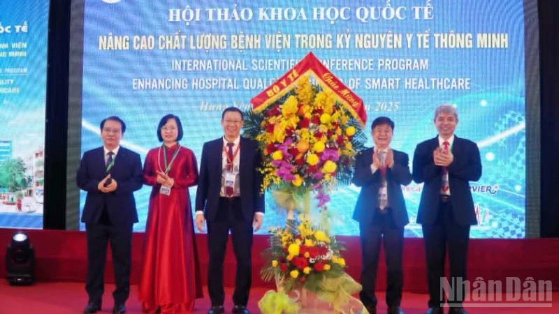 Đại diện Bộ Y tế tặng hoa chúc mừng Bệnh viện đa khoa Thái Bình (tỉnh Hưng Yên) tại Hội thảo khoa học quốc tế.
