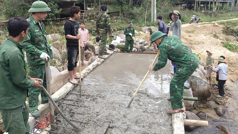 Bộ đội Biên phòng tham gia làm cầu, đường ở bản Co Cài, xã Trung Lý, tỉnh Thanh Hóa.