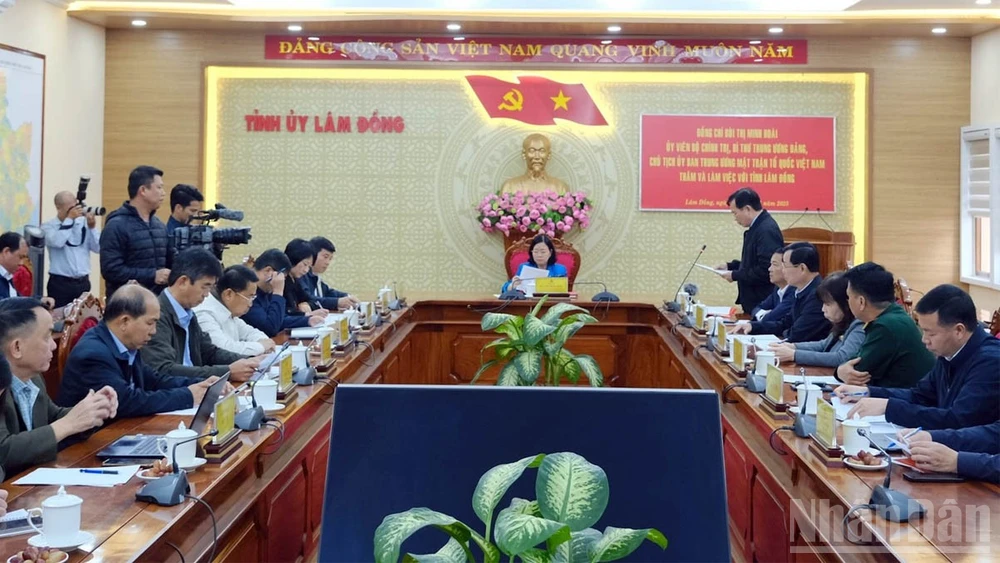 Quang cảnh buổi làm việc.