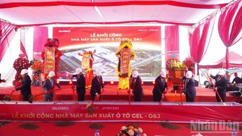 Các đại biểu thực hiện nghi thức động thổ khởi công dự án nhà máy sản xuất ô-tô vốn đầu tư 319 triệu USD.