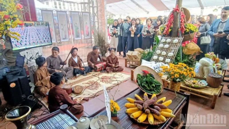 Các đại biểu tham quan 8 gian trưng bày và trình diễn các loại hình nghệ thuật truyền thống.