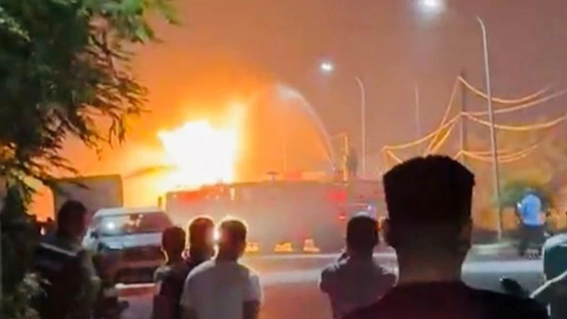 Đám cháy sáng rực một góc trời. (Ảnh người dân cung cấp)