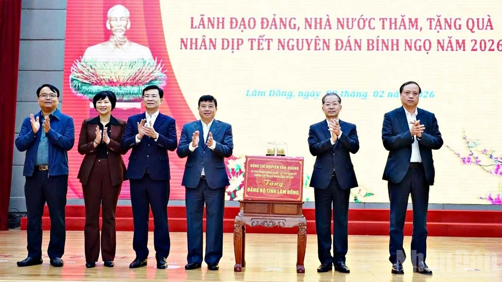 Đồng chí Nguyễn Văn Quảng, Bí thư Trung ương Đảng, Chánh án Tòa án nhân dân tối cao trao quà Tết tặng Đảng bộ, chính quyền và nhân dân tỉnh Lâm Đồng.