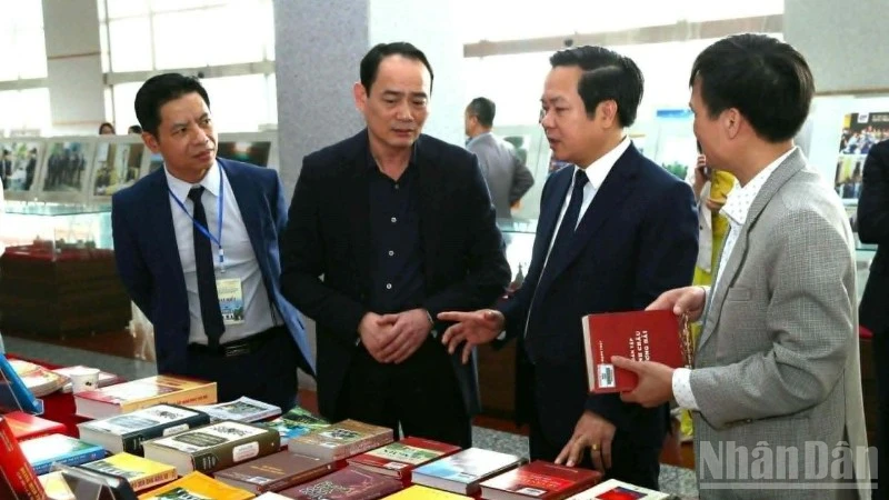 Các đại biểu trao đổi tại gian trưng bày tài liệu, hiện vật về Phố Hiến.