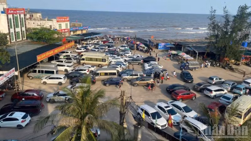 Lượng phương tiện của người dân đổ về bãi tắm Cồn Vành rất đông trong 2 ngày nghỉ lễ.