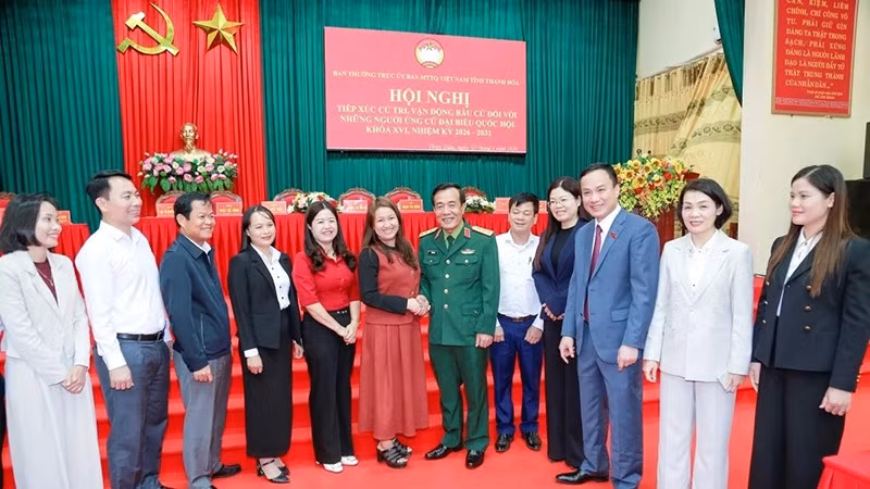 Các ứng cử viên đại biểu Quốc hội khóa XVI với cử tri xã Thiệu Toán, tỉnh Thanh Hóa.