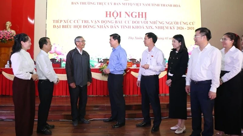 Các ứng cử viên đại biểu Hội đồng nhân dân tỉnh Thanh Hóa khóa XIX tiếp xúc, trao đổi với cử tri xã Thọ Xuân.