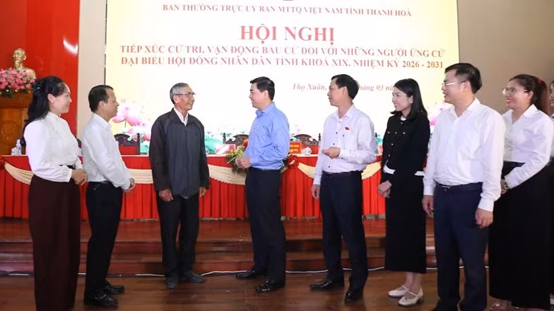 Các ứng cử viên đại biểu Hội đồng nhân dân tỉnh Thanh Hóa khóa XIX tiếp xúc, trao đổi với cử tri xã Thọ Xuân.