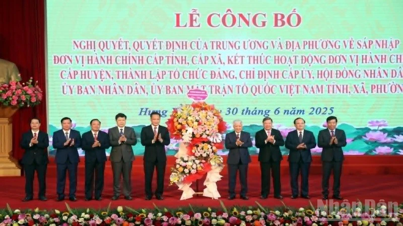 Đồng chí Đỗ Văn Chiến, Ủy viên Bộ Chính trị, Bí thư Trung ương Đảng, Chủ tịch Ủy ban Trung ương Mặt trận Tổ quốc Việt Nam tặng hoa chúc mừng.