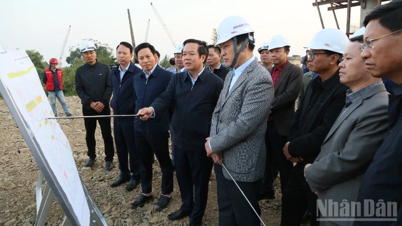 Chủ tịch Ủy ban nhân dân tỉnh Hưng Yên Phạm Quang Ngọc (đứng giữa) kiểm tra tiến độ thi công đường cao tốc CT 08 tại khu vực xây dựng cầu vượt sông Hồng, xã Hồng Vũ.