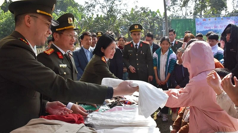 Công an cấp phát hàng hóa cho người dân xã Xuân Thái.