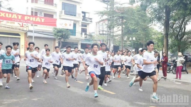 Các vận động viên trên đường chạy việt dã chung quanh công viên Nam Hòa (tỉnh Hưng Yên).