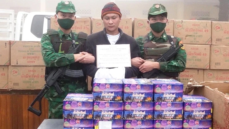 Bộ đội Biên phòng bắt giữ đối tượng vận chuyển pháo hoa nổ trái phép.