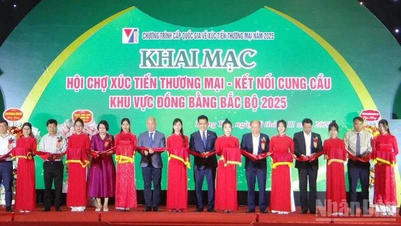 Các đại biểu thực hiện nghi thức cắt băng khai mạc Hội chợ.