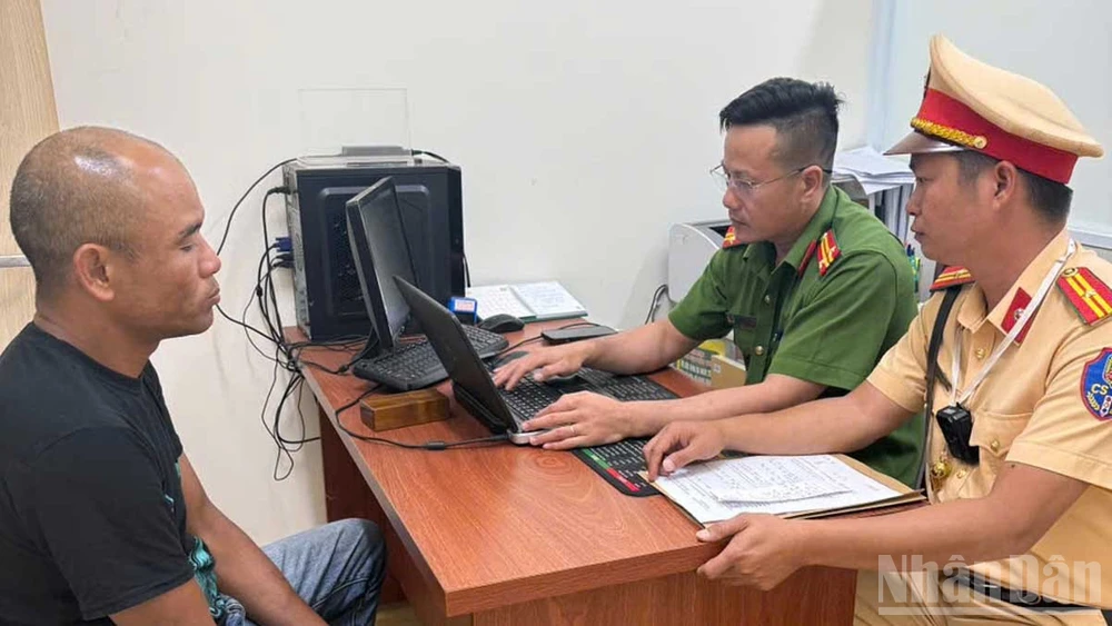 Trần Minh Hoàng tại cơ quan công an.