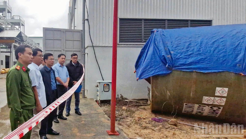 Phó Chủ tịch Ủy ban nhân dân tỉnh Lâm Đồng Đinh Văn Tuấn (giữa) cùng cơ quan chức năng kiểm tra hiện trường vụ việc.